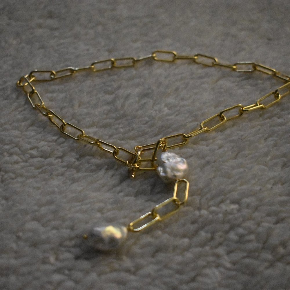 Necklace in gold tone with pearl